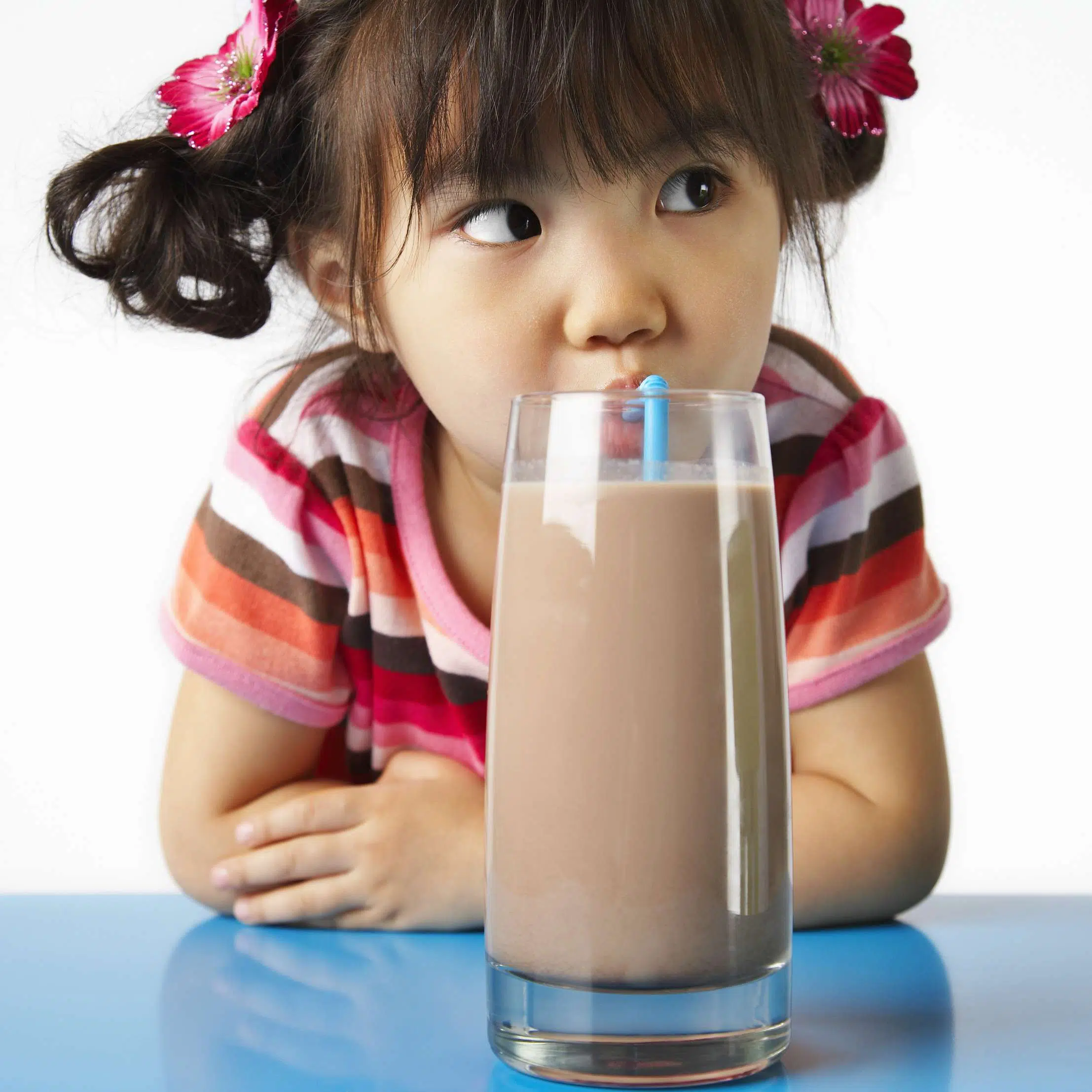 Petite fille buvant un yaourt à boire